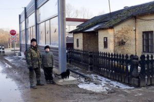 Valdo Kopūsto/15min.lt nuotr./Stasys Baranauskas su sūnumi prie savo namų.