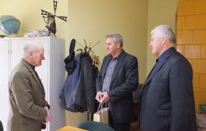 „Auksinės varpos“ redakcijoje sveikintojus priėmė redaktorius G. Šliažas
