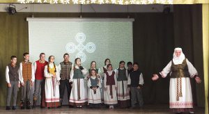 Konferencijos dalyvius pasveikino „Naujapamūšis“ (vadovė Z. Kapučinskienė) 