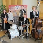 XI tarptautinio akordeonistų konkurso ASCOLTATE 2015 trečio laipsnio laureato diplomo laimėtojas Plungės Mykolo Oginskio meno mokyklos instrumentinis ansamblis: Vaineta Bertašiūtė,  Marius Mickus, Narimantas Skurdauskas, Justas Stonkus su savo mokytoja Rita Džiaugiene