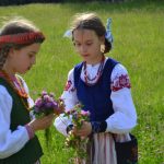 Kategorijoje „Asmeninis vaikiškas tautinis kostiumas” geriausiais komisiją išrinko dvynukių Saulės ir Auksės Dovidėnaičių iš Vilniaus kostiumus