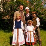 Prizas už  „Geriausius šeimos tautinius kostiumus“ atiteko Vainučių šeimai iš Vilniaus