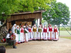 Baisogalos kultūros namų folkloro ansamblis „Dainoriai“.