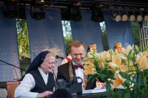 Alytaus garbės pilietė Konstancijs Danutė Saboniūtė ir rajono meras Algirdas Vrubliaukas pasirašė Garbės piliečio knygoje.