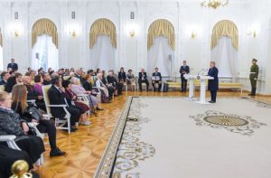 Prezidentė įteikia Žūvančiųjų gelbėjimo kryžius. LR Prezidento kanceliarijos nuotrauka/ R. Dačkus