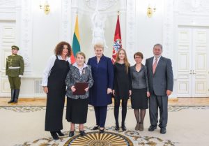 Prezidentė įteikia Žūvančiųjų gelbėjimo kryžius. LR Prezidento kanceliarijos nuotrauka/ R. Dačkus