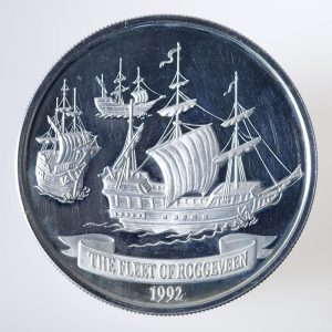 10 talų moneta, Samoa, 1992, sidabras. Pirmojo europiečio, XVIII a. pradžioje atradusio Samoa salas, olandų jūrininko Jakobo Rogeveno burlaivių ekspedicinis laivynas. Jūrų muziejaus archyvo nuotr.