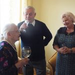 Kazimiera Dabrilienė su svečiai pakėlė simbolinę taurę / Aurelijos Baniulaitienės nuotrauka.