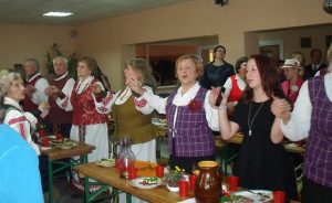 Skamba daina „Žemėj Lietuvos ąžuolai žaliuos“.