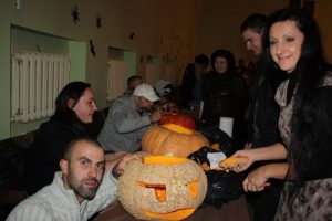 Moliūgą skobė ir bendruomenės pirmininkas M. Povilaitis