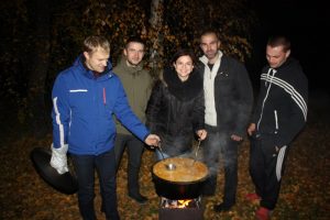 Gardžią moliūgienę pagal pirmininko receptą,  išvirė bendruomenės nariai