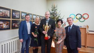 Sporto cento direktoriui T. Aleknavičiui perduota nugalėtojų taurė už 2015 m. Lietuvos jaunių sporto žaidynių V rajonų grupėje iškovotą 1 vietą