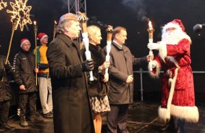 Kėdainių miesto eglę įžiebė rajono (iš kairės) meras S. Grinkevičius, mero pavaduotoja O. Urbonienė, administracijos direktorius O. Kačiulis