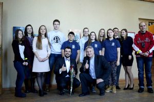Bendra klubo narių, mero S. Gegiecko ir iliuzionisto A. Lavrentjevo nuotrauka