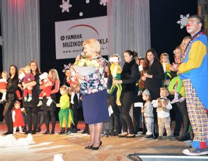 Šventinę nuotaiką dovanojusius koncerto dalyvius pasveikino Savivaldybės mero pavaduotoja Irena Lunskienė / D. Micutienės nuotrauka