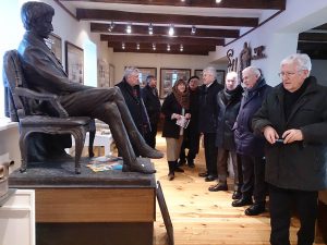 „Žiemgalos“ muziejaus vedėja Daiva Skrupskelytė delegacijos nariams papasakojo apie T.Grotuso paminklą ir mokslininko atminimo įamžinimo svarbą žeimeliečiams.