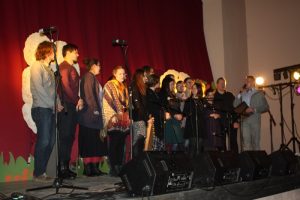Dainuojamosios poezijos ir folkloro festivalis „Kaime žydi abrikosai“ sutraukia daug jaunų atlikėjų