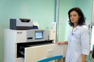 Respublikinės Šiaulių ligoninės Tuberkuliozės klinikos laboratorijos vedėja dr. Jurgita Kazlauskaitė džiaugiasi galimybe atlikti ne tik gripo molekulinės diagnostikos tyrimą, bet ir modernia galimybe patvirtinti tuberkuliozės sukėlėją