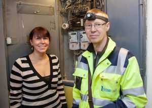 Projekto dalyvė šiaulietė Ilona Petrošienė ir projekto rangovo – bendrovės „Tecnolinės“ atstovas /  Rolando Parafinavičiaus nuotr.