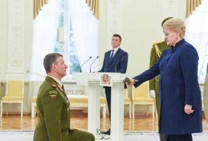 Prezidentė suteikia brigados generolo laipsnį pulkininkui Valdemarui Rupšiui. Lietuvos Respublikos Prezidento kanceliarijos nuotrauka/ Robertas Dačkus