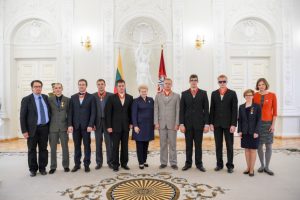 Prezidentė apdovanojo Parolimpiadoje medalius iškovojusius sportininkus ir jų trenerius. Lietuvos Respublikos Prezidento kanceliarijos nuotrauka/ Robertas Dačkus