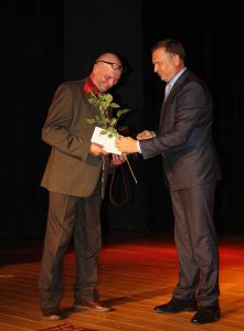 Daugų Vlado Mirono gimnazijos mokytojas R. Jomantas apdovanotas pinigine premija. 