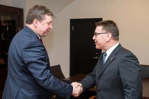 Ministras Raimundas Karoblis susitiko su Nyderlandų Karalystės ambasadoriumi Bertu van der Lingenu / Nuotrauka – Alfredas Pliadis (KAM)