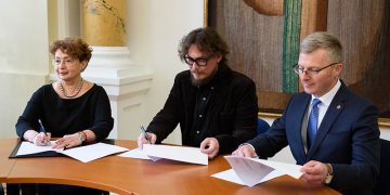 Iš kairės: Lietuvos žydų bendruomenės pirmininkė Faina Kukliansky, Naujojo meno kolegijos CAN atstovas Grigorijus Zundelovičius, Jurbarko rajono savivaldybės meras Skirmantas Mockevičius
