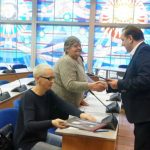 Kėdainių rajono savivaldybės administracijos direktorius O. Kačiulis ranką spaudžia aktyviai kėdainietei A. Gaučienei 