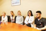 Gydytojai rezidentai (iš dešinės) būsimasis kardiologas Ali Aldujeli, Širdies ir kraujagyslių centro vadovė Nora Kupstytė-Krištaponė, būsimosios psichiatrės Kristina Rosickaitė ir Gintarė Žukauskaitė bei I Psichiatrijos skyriaus vedėja, rezidentų vadovė Romualda Ališauskienė džiaugiasi jaunimo ir patyrusių medikų galimybe dirbti drauge.