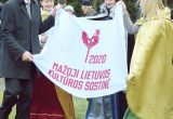 Mažosios kultūros sostinės vėliava Tauragnų krašto bendruomenės pirmininkės Danguolės Trimonienės ir Tauragnų seniūno Alvydo Danausko rankose / Valdo Mintaučkio nuotr.