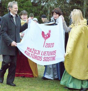 Mažosios kultūros sostinės vėliava Tauragnų krašto bendruomenės pirmininkės Danguolės Trimonienės ir Tauragnų seniūno Alvydo Danausko rankose / Valdo Mintaučkio nuotr.
