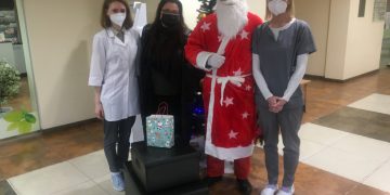 Moters ir vaiko klinikos Naujagimių skyriaus koordinatorė Vaida Aleksandravičienė (pirma iš kairės) bei kiti skyriaus medikai nustebinti ir dėkingi Kalėdų seneliui ir Ankstukų asociacijai, pradžiuginusiai pietumis.