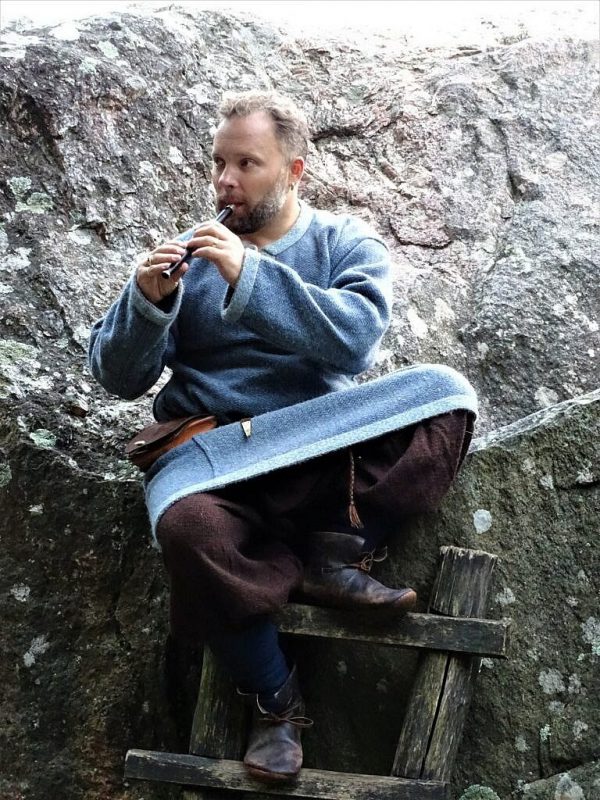 Multiinstrumentalistas Saulius Petreikis  prie didžiausio Lietuvos Barstyčių (Puokės) akmens atlieka naująjį kūrinį.