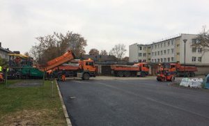 Sutvarkytos, naujai įrengtos daugiabučių gyvenamųjų namų automobilių stovėjimo aikštelės