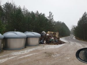 Savivaldybė nuolat gauna skundų dėl perpildytų konteinerių, neišvežamų šiukšlių