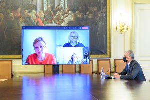 Prezidentas nuotoliniu būdu susitinka su smulkaus ir vidutinio verslo bei prekybos įmonių sektoriaus atstovais / Prezidentūros nutor.