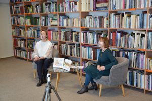 (Iš kairės) Trakų meno mokyklos smuiko mokytoja-metodininkė Ieva Tijūnėlienė ir Trakų viešosios bibliotekos vyr. bibliotekininkė Irena Jocienė.