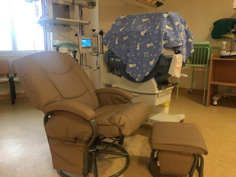 Naujagimių žindymui ir kengūravimo metodui skirtomis trimis kėdėmis pasinaudos ne tik šiauliečiai, bet ir viso regiono gyventojai, atvykstantys į Moters ir vaiko kliniką / Naujagimių skyriaus archyvo nuotr.