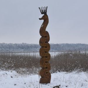 „Žalčio Žilvino“ skulptūrą iš ąžuolo išdrožė tautodailininkas Mindaugas Vyšniauskas, o karūną skulptūrai nukalė kalvis Stasys Truncė / Rūtos Averkienės nuotr.