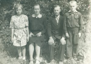 Jukūbaičių šeima 1952 metų liepą: tėvai Pranciška Murauskaitė-Jokūbaitienė ir Jonas Jokūbaitis, vaikai Genovaitė ir Algirdas / Raimundo Kliučinsko nuotr.
