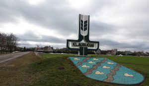 Prie įvažiavimo į Klausučius pasitinka herbo akcentai / Birutės Nenėnienės nuotr.