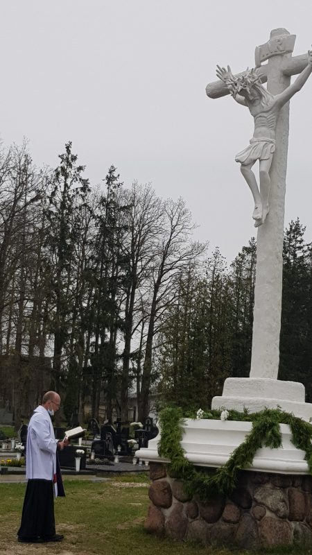 Lukšių klebonas kun. Eugenijus Naujalis šventina Vido Cikanos kryžių su Nukryžiuotojo skulptūra / Inesos Bagdanavičienės nuotr.