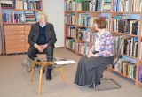Nemažą klausytojų būrį tiek pačioje bibliotekoje, tiek anapus ekrano pritraukė susitikimas su kraštiečiu, žurnalistu, leidėju Juozu Vercinkevičiumi