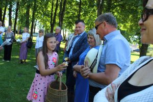 Moksleiviai įteikia tremtiniams po simbolinę Lietuvos tautinių spalvų žvakelę / Ramutės Vaitkuvienės nuotr.