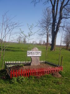 Dementonių kaimo riboženklis, pastatytas brolių Kisielių iš Vadoklių jėgomis / Broniaus Vertelkos nuotr.