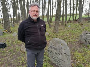 Vinkšnupių totorių senosiose kapinėse įrašus ant paminklų atnaujino mokslininkas, totorių paveldo tyrėjas iš Lenkijos Andžejus Drozdas / Birutės Nenėnienės nuotr.