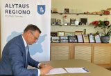 Alytaus rajono savivaldybės meras Algirdas Vrubliauskas pasirašo Liublino deklaraciją