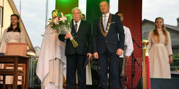 Alytaus rajono garbės pilietis Ipolitas Makulavičius (nuotr. iš kairės) ir Alytaus rajono savivaldybės meras Algirdas Vrubliauskas