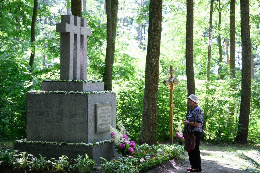 1989 metais Budavonės miške atstatytas paminklas kunigų kankinimo vietoje / Vido Venslovaičio nuotr.